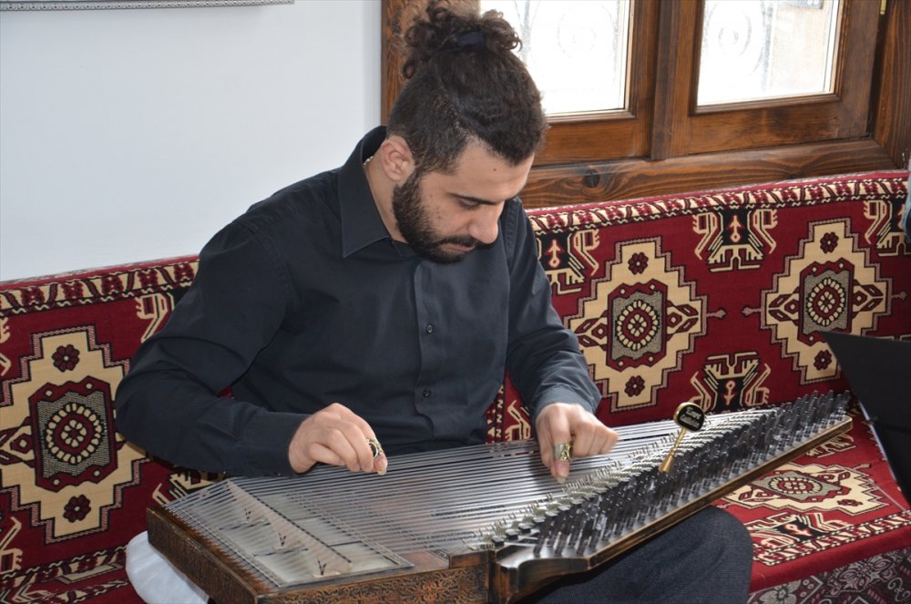 Karaman'da Öğretmenler Yunus Emre'nin Şiir Ve İlahilerine Klip Çekti