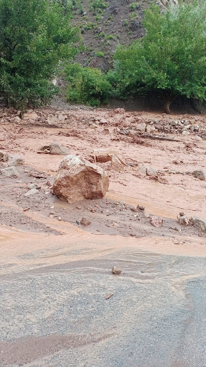 Kayseri'de Sel Nedeniyle Kırsaldaki 5 Mahallenin Yolu Ulaşıma Kapandı