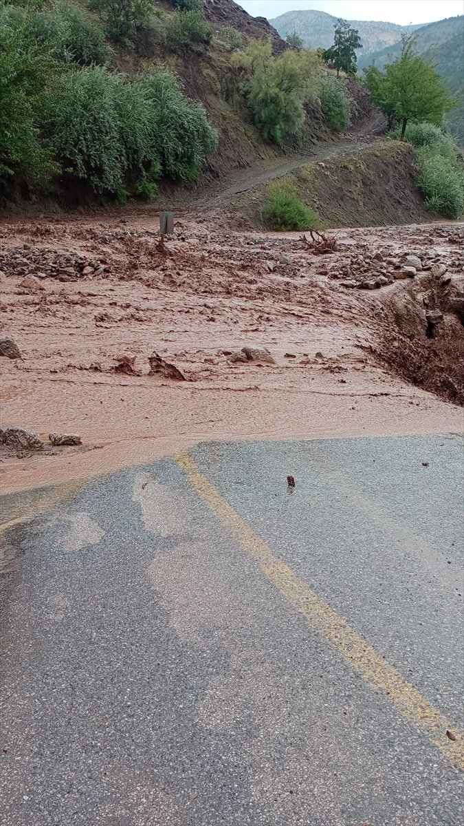 Kayseri'de Sel Nedeniyle Kırsaldaki 5 Mahallenin Yolu Ulaşıma Kapandı