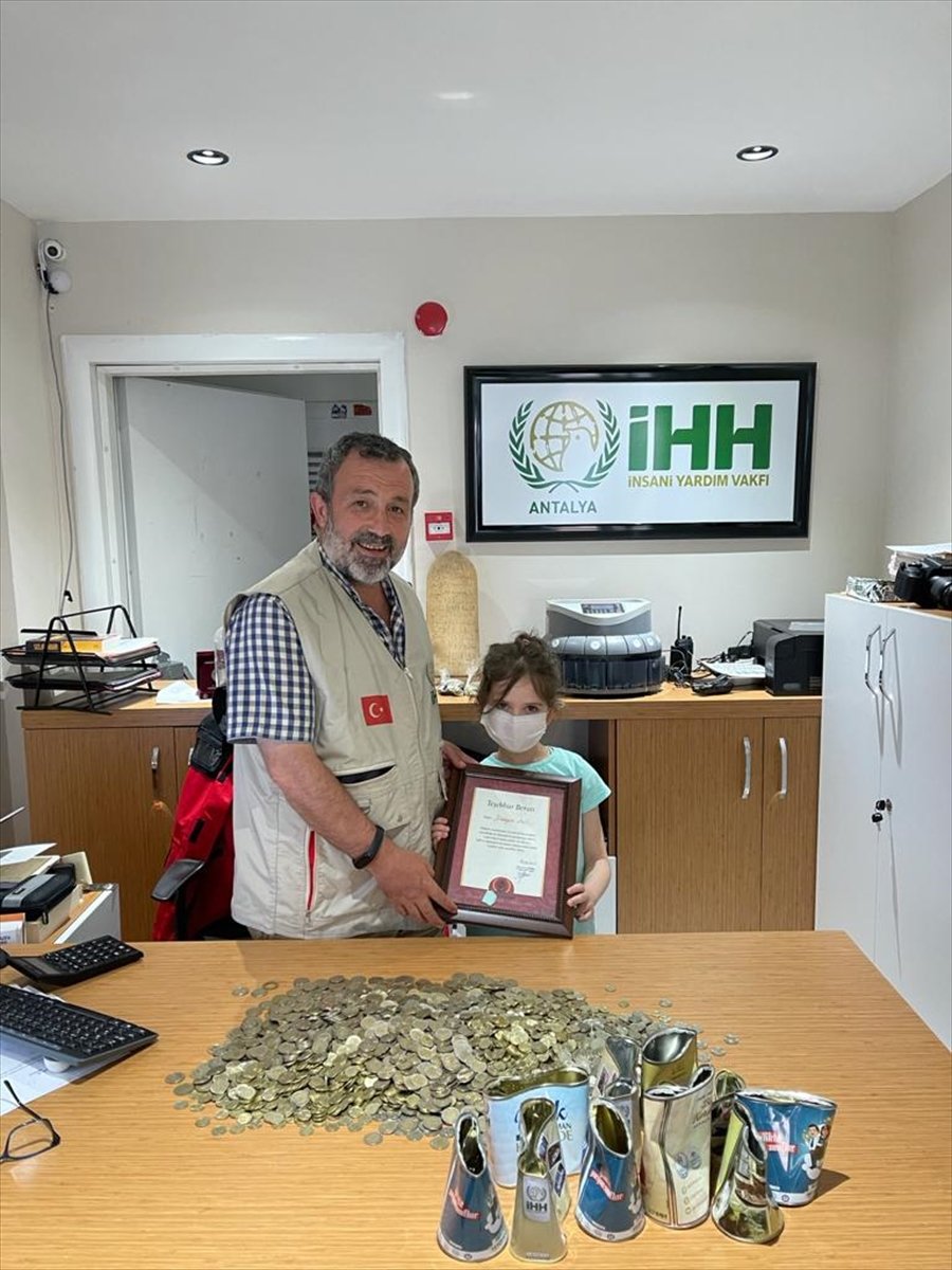 Antalya'da 7 Yaşındaki Çocuk, Biriktirdiği Harçlıklarını Yetimler İçin Bağışladı