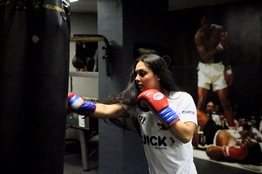 Avusturya'dan Kesin Dönüş Yapan Genç Kadın Boksör, Türkiye İçin Yumruk Atacak