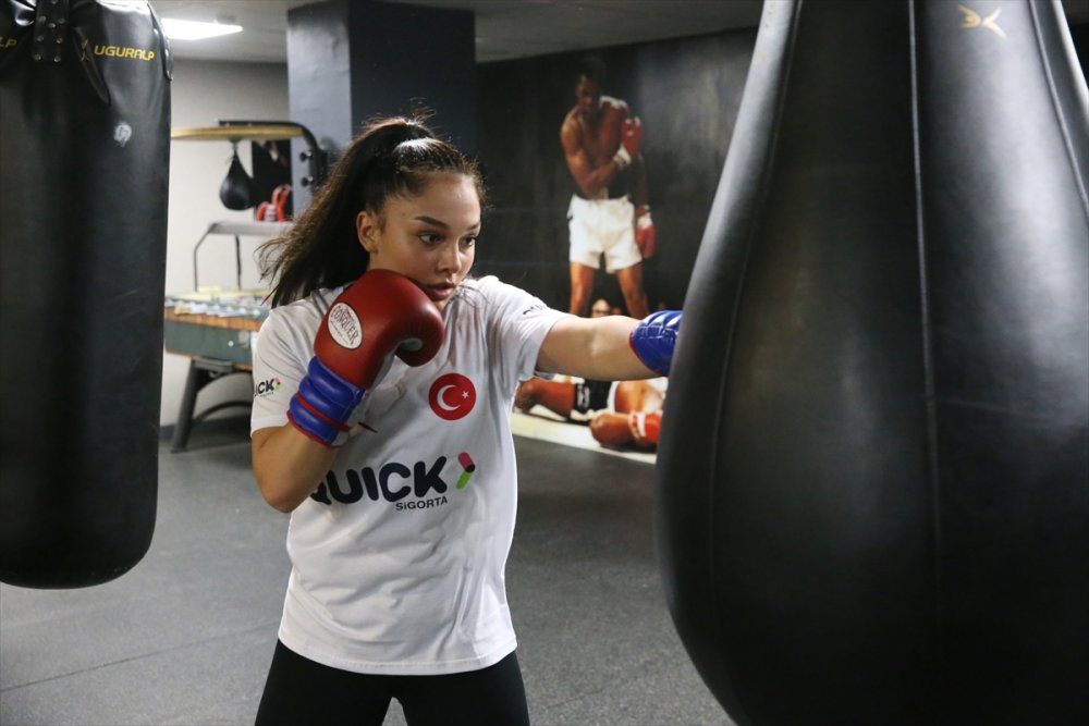 Avusturya'dan Kesin Dönüş Yapan Genç Kadın Boksör, Türkiye İçin Yumruk Atacak