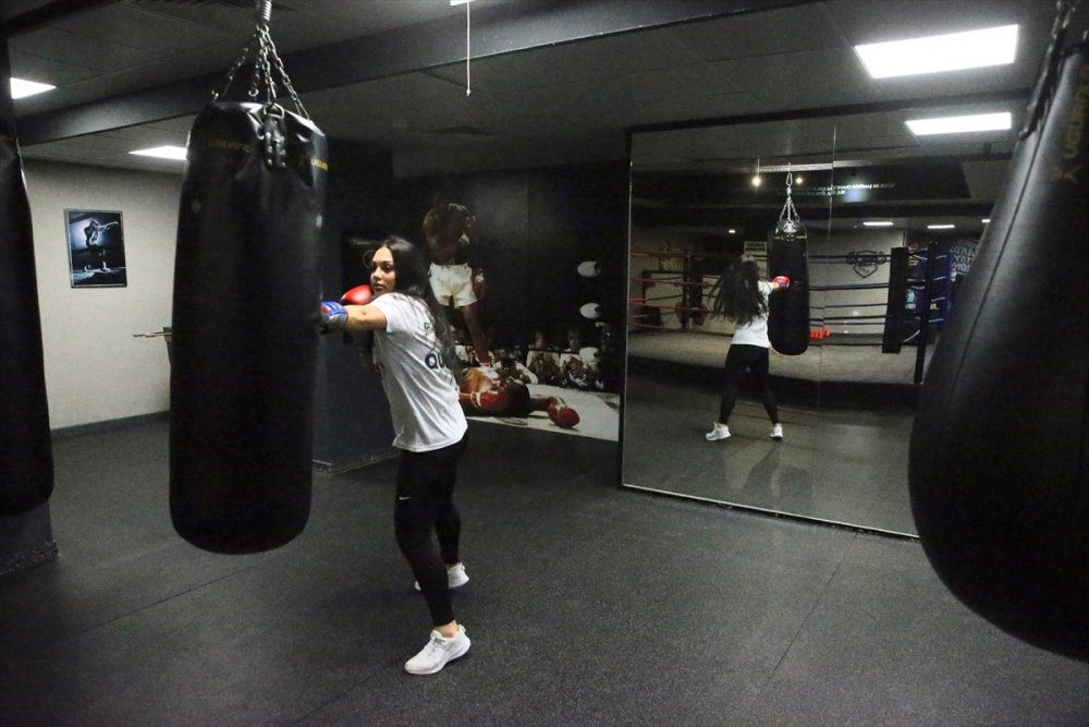 Avusturya'dan Kesin Dönüş Yapan Genç Kadın Boksör, Türkiye İçin Yumruk Atacak