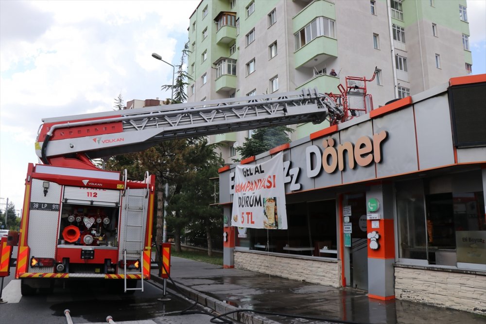 Kayseri'de Lokantanın Çatısında Çıkan Yangın Hasara Neden Oldu