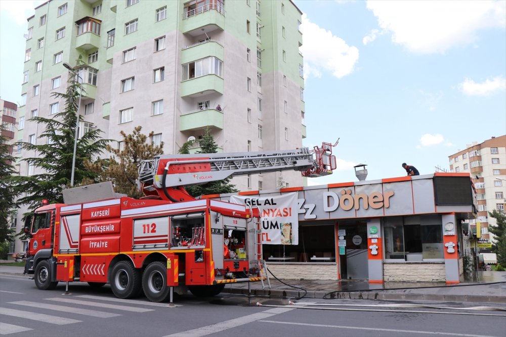 Kayseri'de Lokantanın Çatısında Çıkan Yangın Hasara Neden Oldu