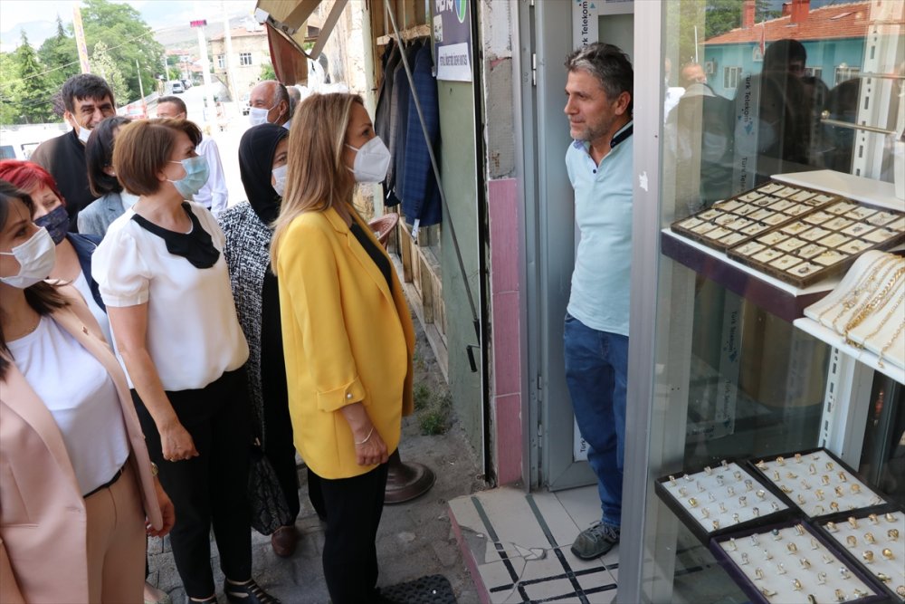 Chp Kadın Kolları Genel Başkanı Nazlıaka, Niğde'de Esnafı Ziyaret Etti