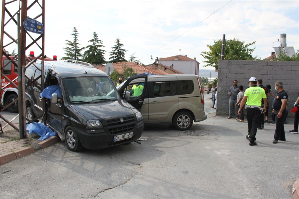 Kayseri'de Yeni Evli Çifti Trafik Kazası Ayırdı
