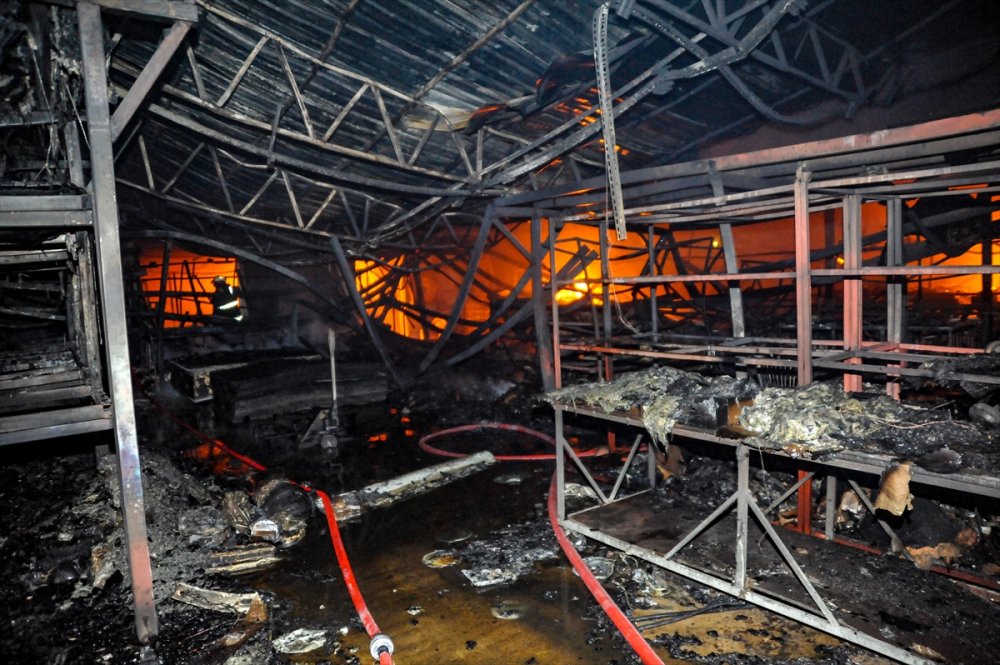Antalya'da Cam Fabrikasının Deposunda Çıkan Yangın Söndürüldü