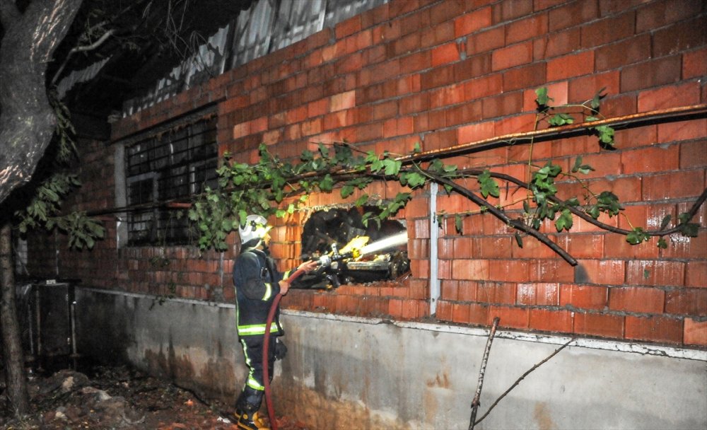 Antalya'da Cam Fabrikasının Deposunda Çıkan Yangın Söndürüldü