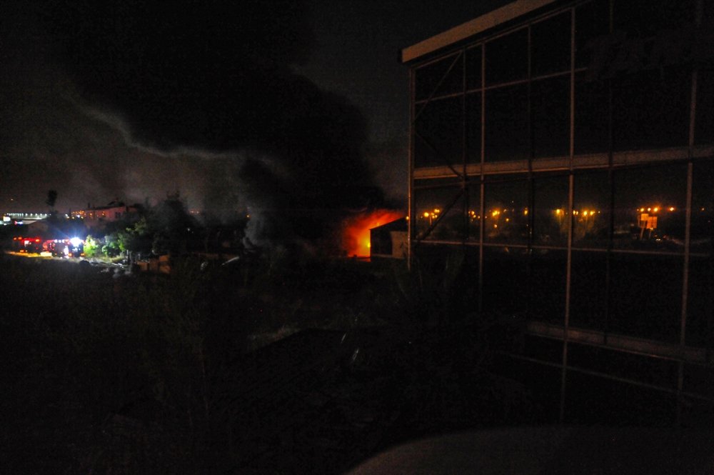 Antalya'da Cam Fabrikasının Deposunda Çıkan Yangın Söndürüldü