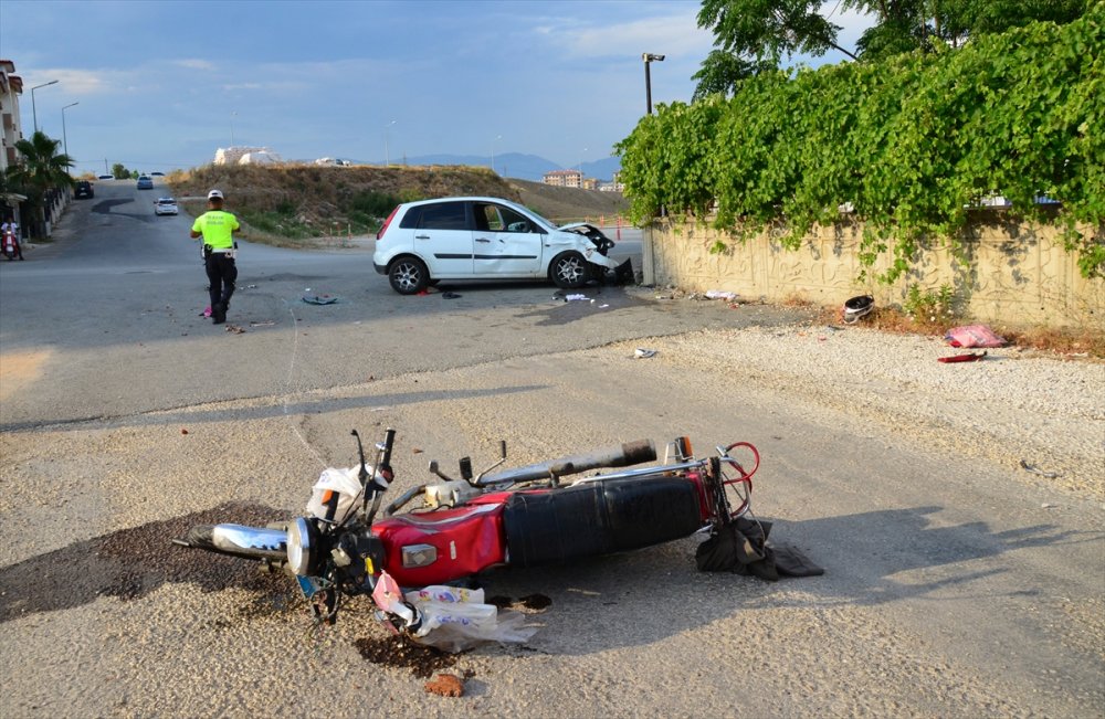 Antalya'da Otomobille Motosiklet Çarpıştı: 1 Ölü