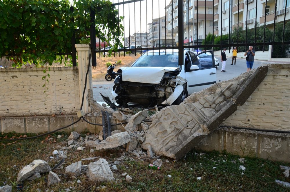 Antalya'da Otomobille Motosiklet Çarpıştı: 1 Ölü