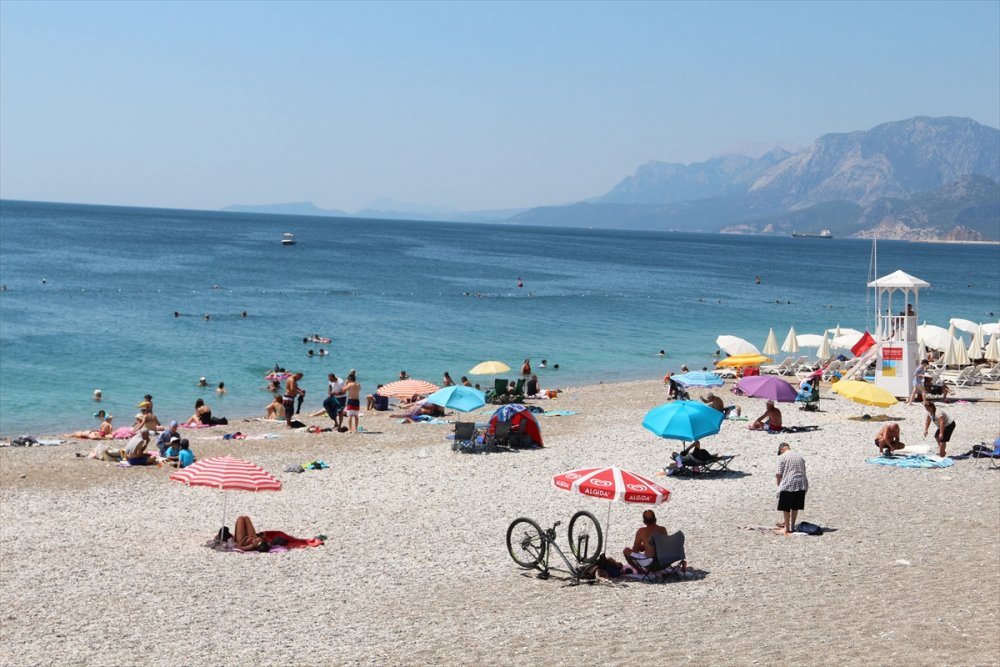 Antalya'da Sıcaktan Bunalanlar Sahillerde Yoğunluk Oluşturdu