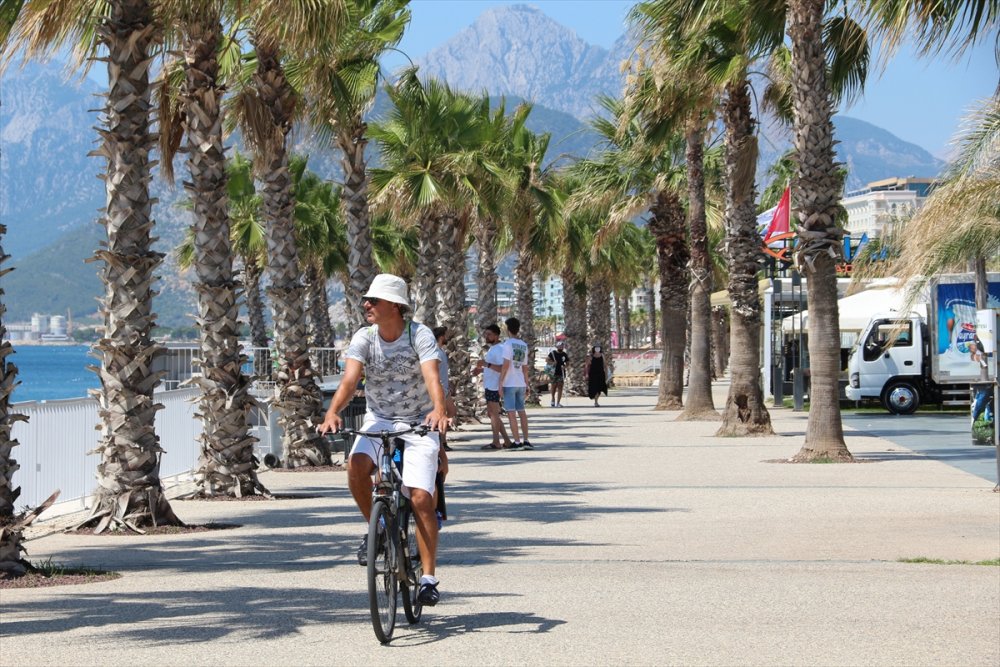 Antalya'da Sıcaktan Bunalanlar Sahillerde Yoğunluk Oluşturdu