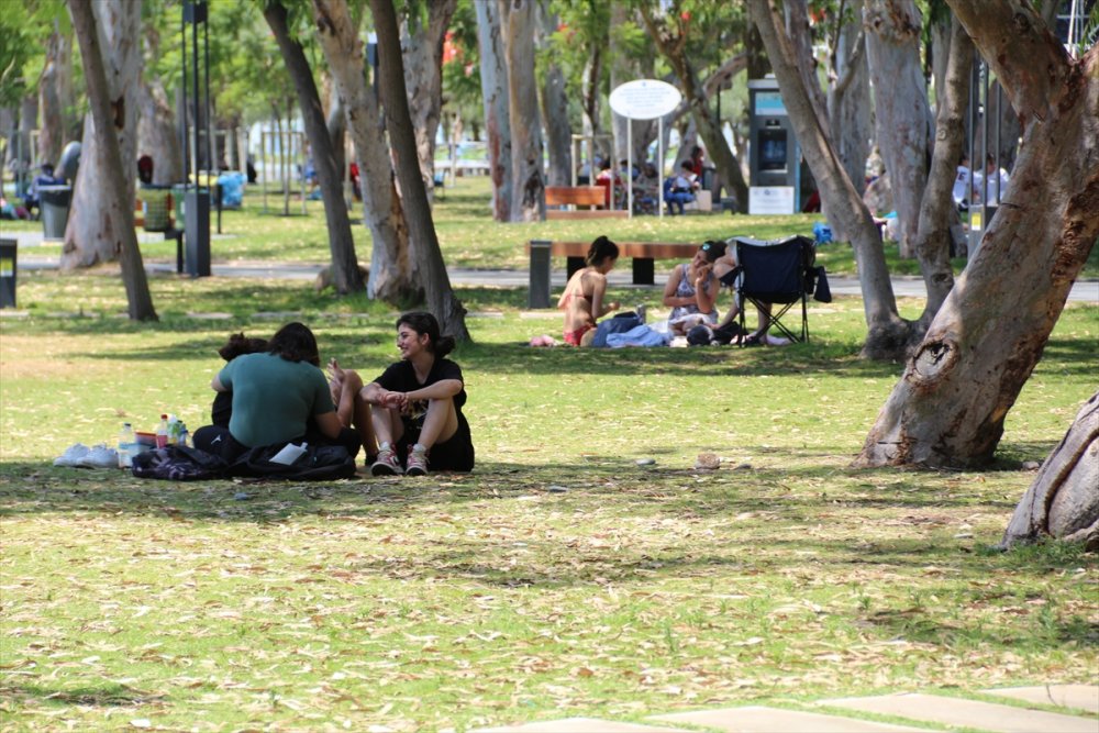 Antalya'da Sıcaktan Bunalanlar Sahillerde Yoğunluk Oluşturdu
