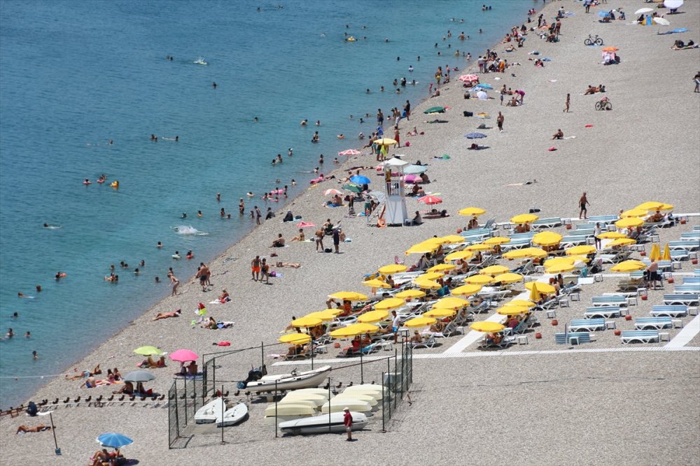 Antalya'da Sıcaktan Bunalanlar Sahillerde Yoğunluk Oluşturdu