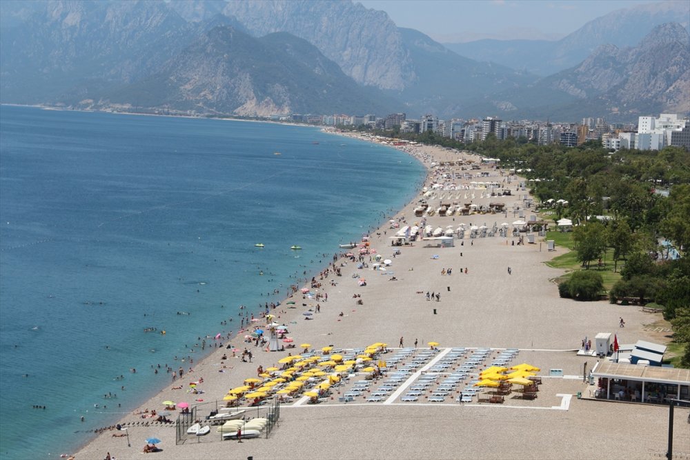 Antalya'da Sıcaktan Bunalanlar Sahillerde Yoğunluk Oluşturdu