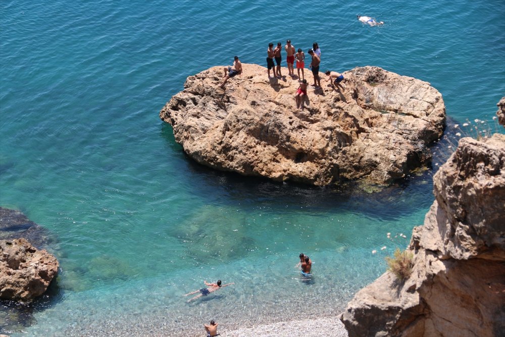 Antalya'da Sıcaktan Bunalanlar Sahillerde Yoğunluk Oluşturdu