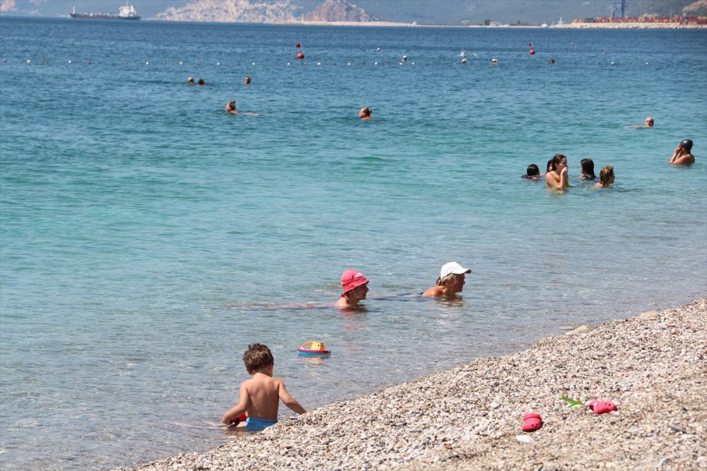 Antalya'da Sıcaktan Bunalanlar Sahillerde Yoğunluk Oluşturdu