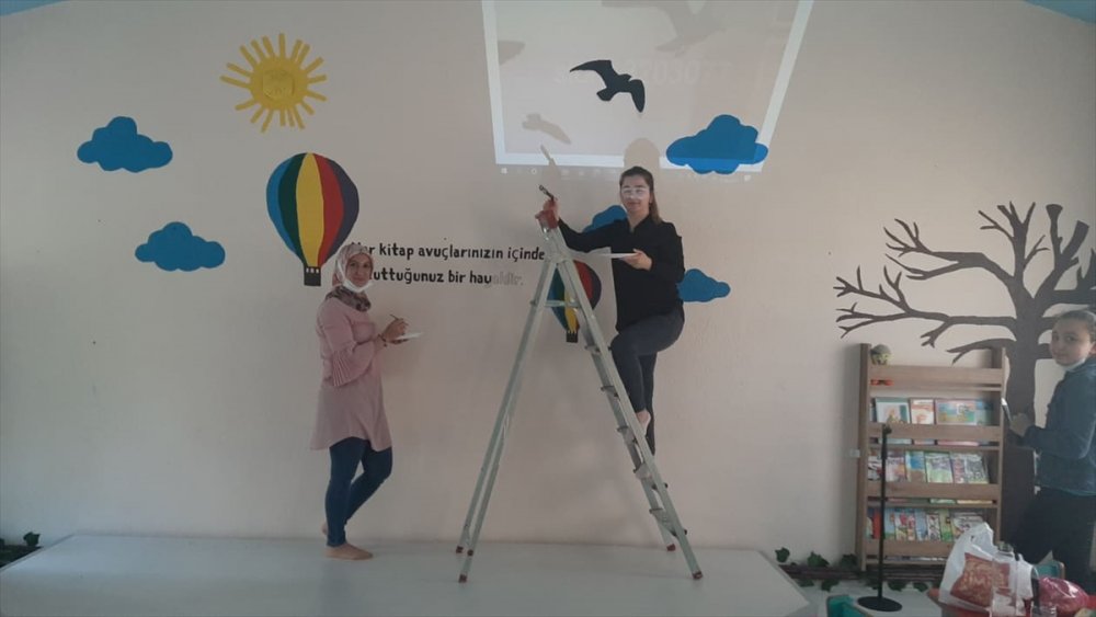 Köy Okulunu Üniversite Öğrencileri Boyadı