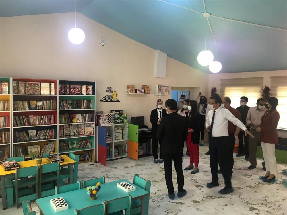 Köy Okulunu Üniversite Öğrencileri Boyadı