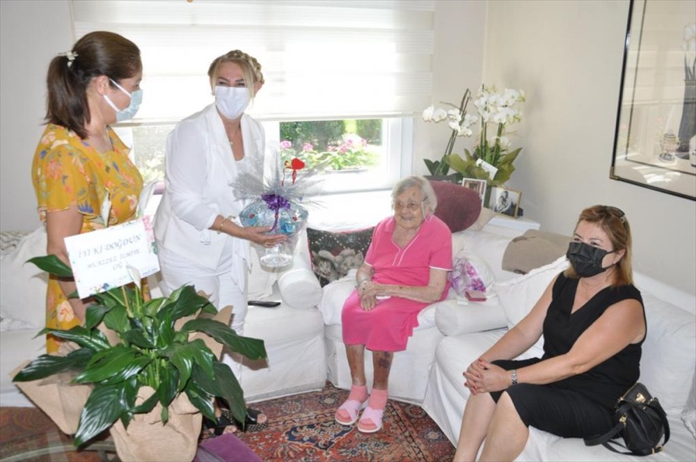 Mersin'de 108 Yaşına Giren Sümerolog Muazzez İlmiye Çığ'a Doğum Günü Sürprizi