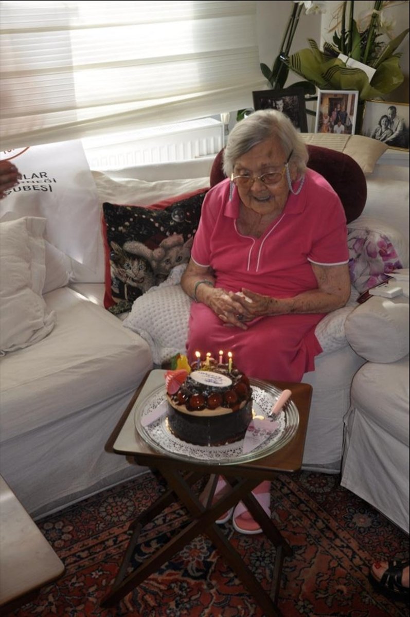 Mersin'de 108 Yaşına Giren Sümerolog Muazzez İlmiye Çığ'a Doğum Günü Sürprizi