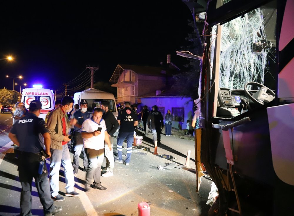 Aksaray'da Otobüs İle Minibüs Çarpıştı: 12 Yaralı