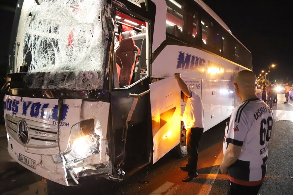 Aksaray'da Otobüs İle Minibüs Çarpıştı: 12 Yaralı