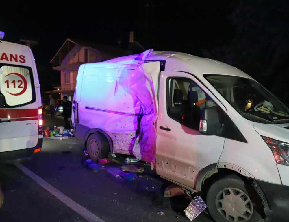 Aksaray'da Otobüs İle Minibüs Çarpıştı: 12 Yaralı