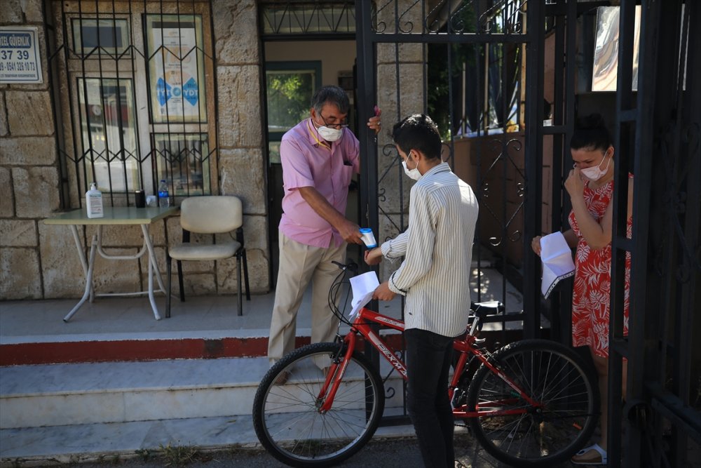 Antalya'da Geç Kaldıkları İçin YKS'ye Giremeyen Adaylar Üzüntü Yaşadı