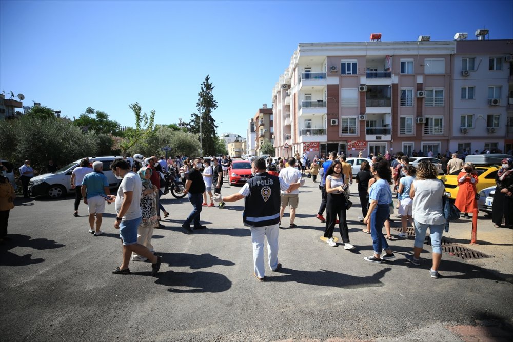 Antalya'da Geç Kaldıkları İçin YKS'ye Giremeyen Adaylar Üzüntü Yaşadı