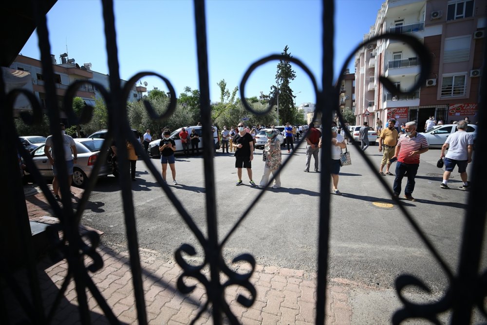 Antalya'da Geç Kaldıkları İçin YKS'ye Giremeyen Adaylar Üzüntü Yaşadı