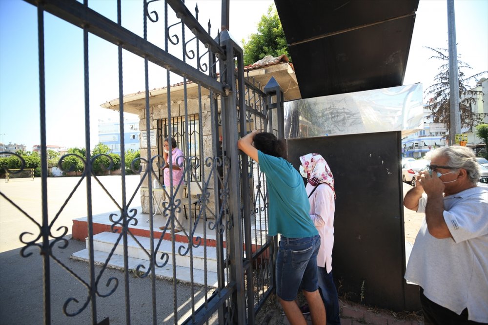 Antalya'da Geç Kaldıkları İçin YKS'ye Giremeyen Adaylar Üzüntü Yaşadı