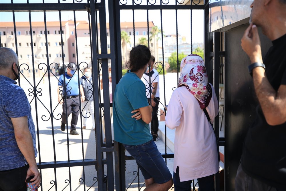 Antalya'da Geç Kaldıkları İçin YKS'ye Giremeyen Adaylar Üzüntü Yaşadı