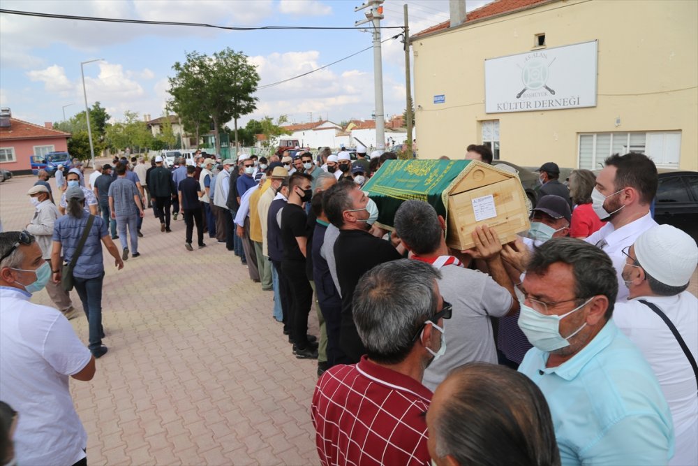 Çizer Ve Ressam Şafak Tavkul'un Cenazesi Memleketi Konya'da Toprağa Verildi