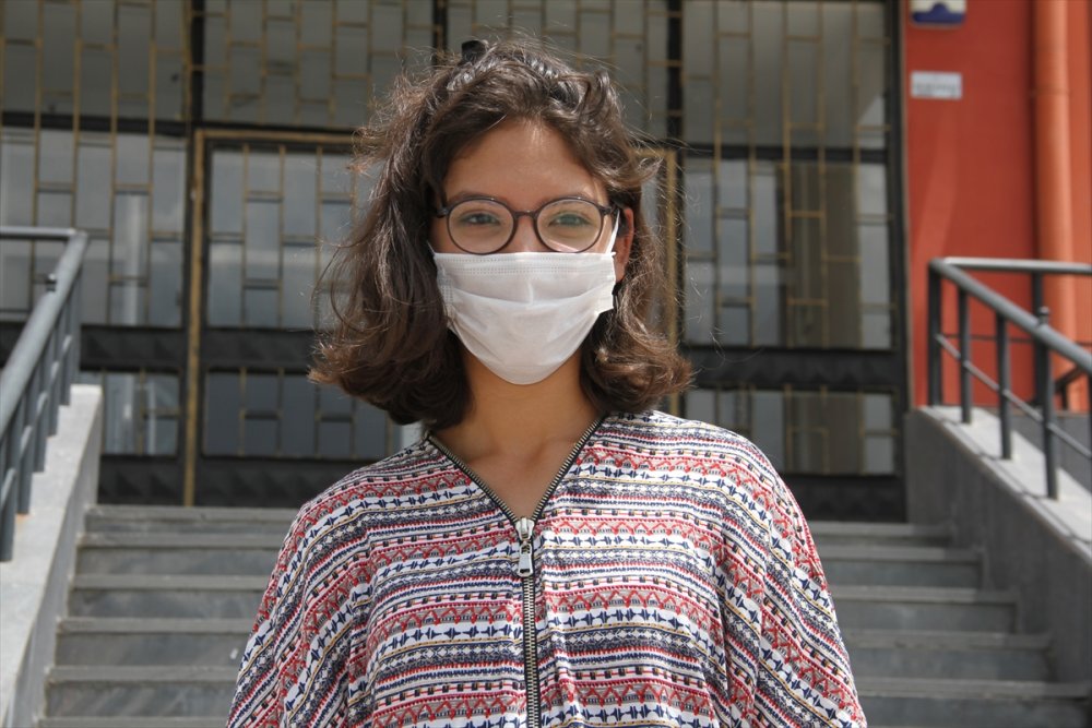 Kayseri'de Bir Öğrenci, Kardeşinin Sayesinde Yetiştiği Yks'den Mutlu Ayrıldı