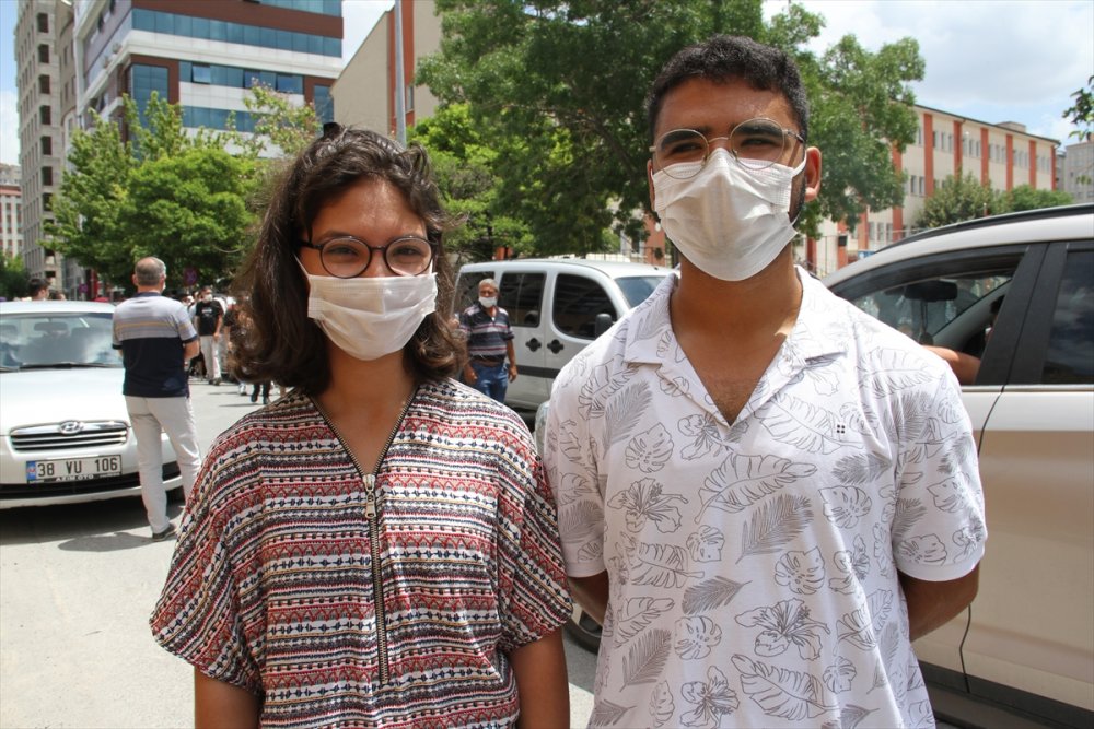 Kayseri'de Bir Öğrenci, Kardeşinin Sayesinde Yetiştiği Yks'den Mutlu Ayrıldı