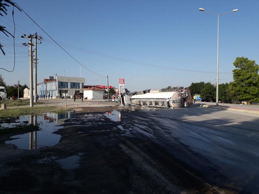 Konya'da  Devrilen Mazot Yüklü Tankerin Sürücüsü Yaralandı