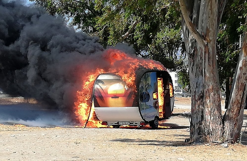 Antalya'da Çekme Karavanda Yangın Paniği