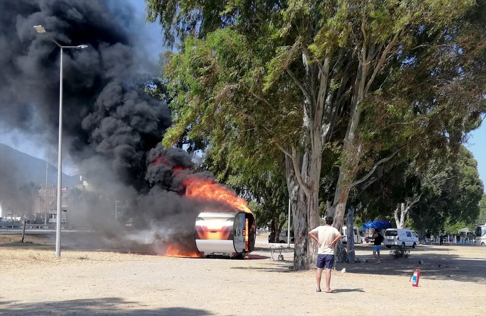 Antalya'da Çekme Karavanda Yangın Paniği