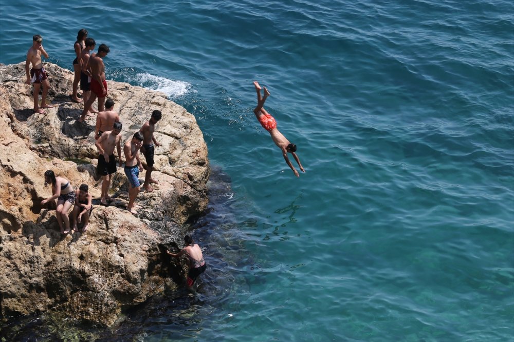 Antalya'da Yılın En Sıcak Günü Yaşandı, Sahillerde Yoğunluk Oluştu