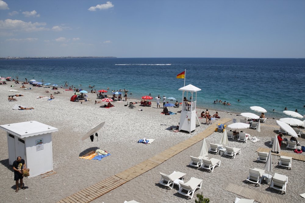 Antalya'da Yılın En Sıcak Günü Yaşandı, Sahillerde Yoğunluk Oluştu