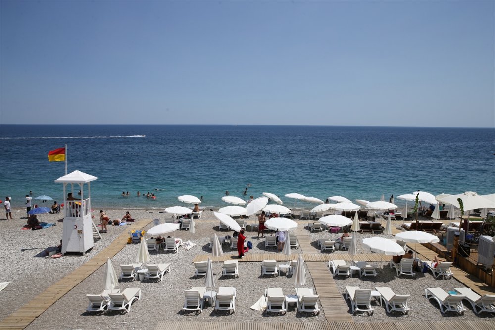 Antalya'da Yılın En Sıcak Günü Yaşandı, Sahillerde Yoğunluk Oluştu