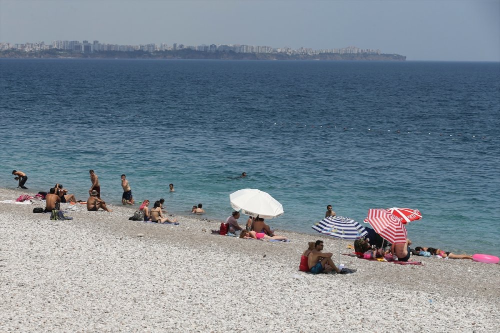 Antalya'da Yılın En Sıcak Günü Yaşandı, Sahillerde Yoğunluk Oluştu