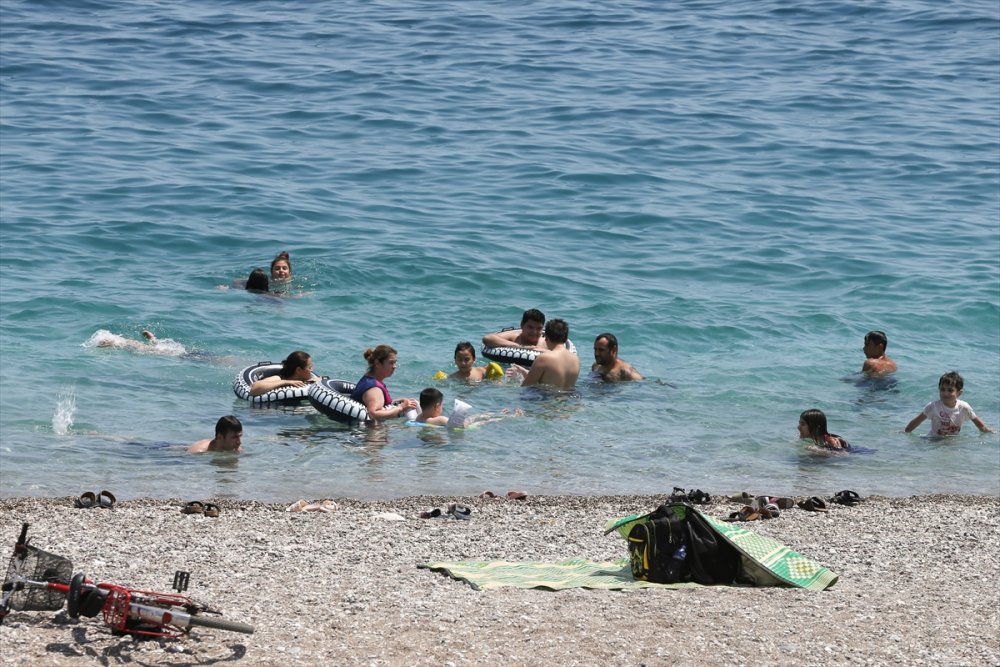 Antalya'da Yılın En Sıcak Günü Yaşandı, Sahillerde Yoğunluk Oluştu