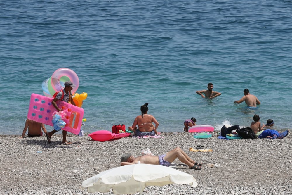 Antalya'da Yılın En Sıcak Günü Yaşandı, Sahillerde Yoğunluk Oluştu