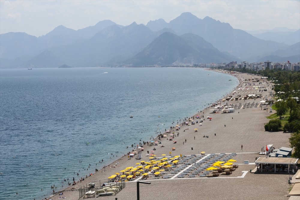 Antalya'da Yılın En Sıcak Günü Yaşandı, Sahillerde Yoğunluk Oluştu