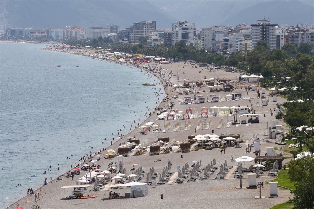 Antalya'da Yılın En Sıcak Günü Yaşandı, Sahillerde Yoğunluk Oluştu