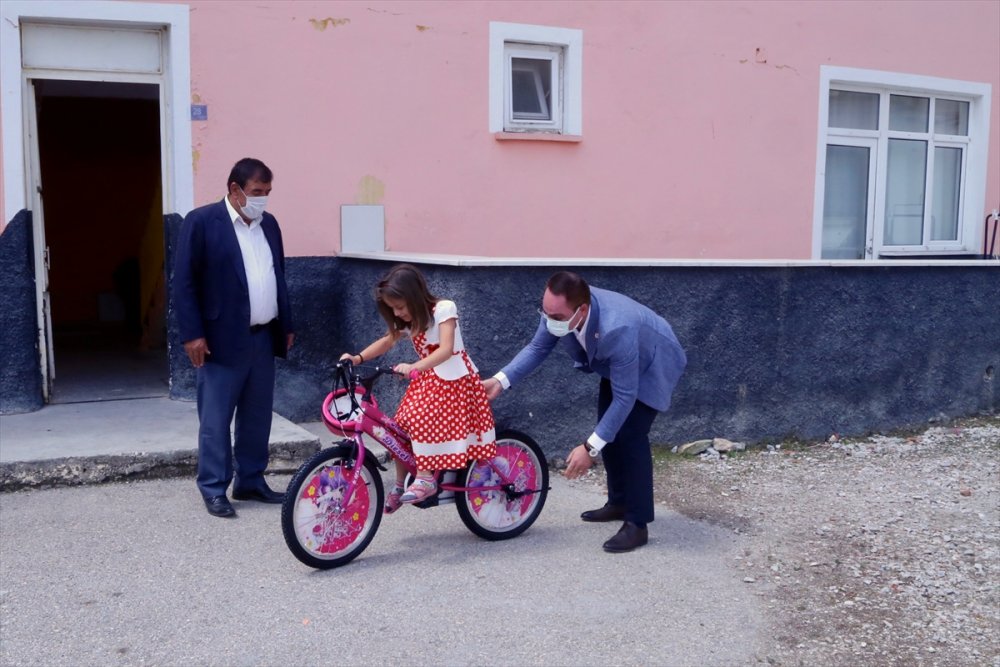 Bisikletin Yaygın Olmadığı Altınekin'de Çocukların Yüzü Kaymakamlığın Sürpriziyle Güldü